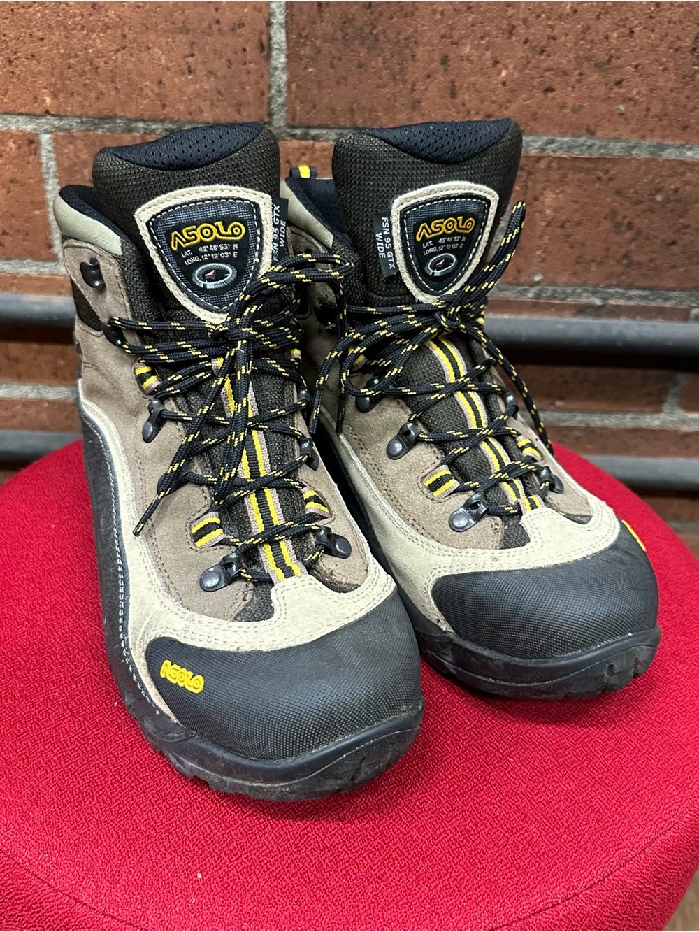 Asolo FSN 95 GTX hiking boots in brown and beige.